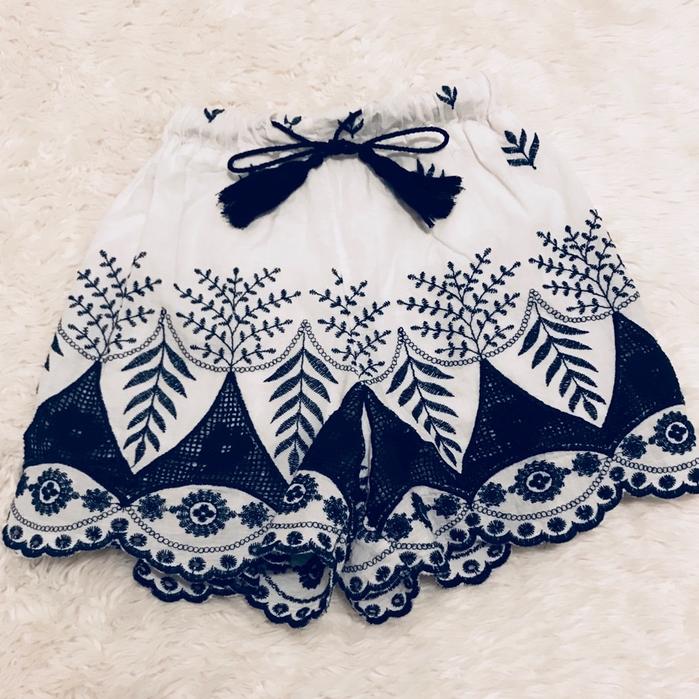 Romwe Blue and White Embroidered Shorts